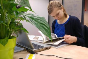 studying-girl-1625793_640