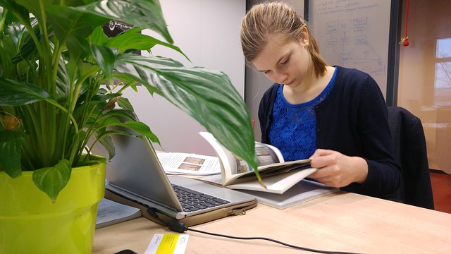 studying-girl-1625793_640