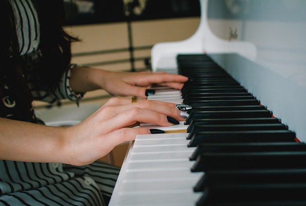 Sointumerkeistä soittaminen ja vapaa säestys pianolla (etäopetus)